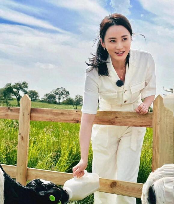 蒋勤勤白色工装连体裤穿搭吸睛，简约高级尽显优雅气质与完美身材比例