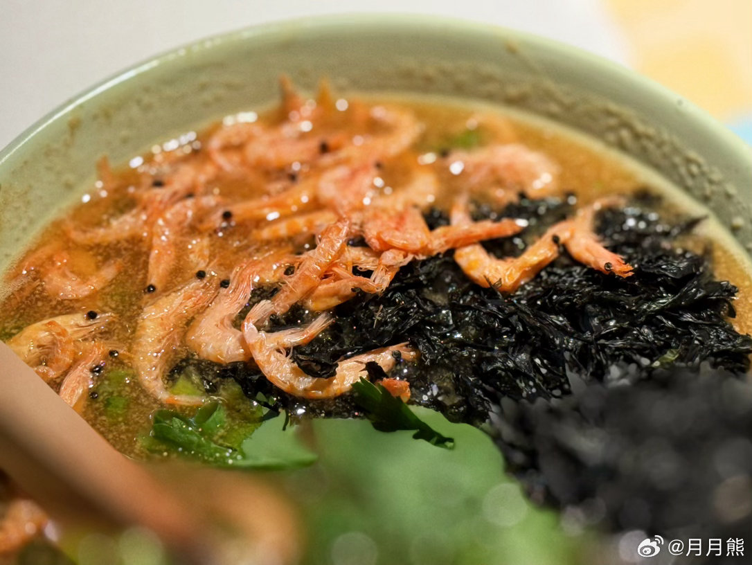 上图培训，中午觅食去了家做闽南味的小店。小小份黑松露毛豆米做得好精致。因为看了纪