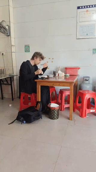 一名长相帅气的外国小伙正在一家小饭店吃早饭。
经过了解才得知他是一个人来咱们中国