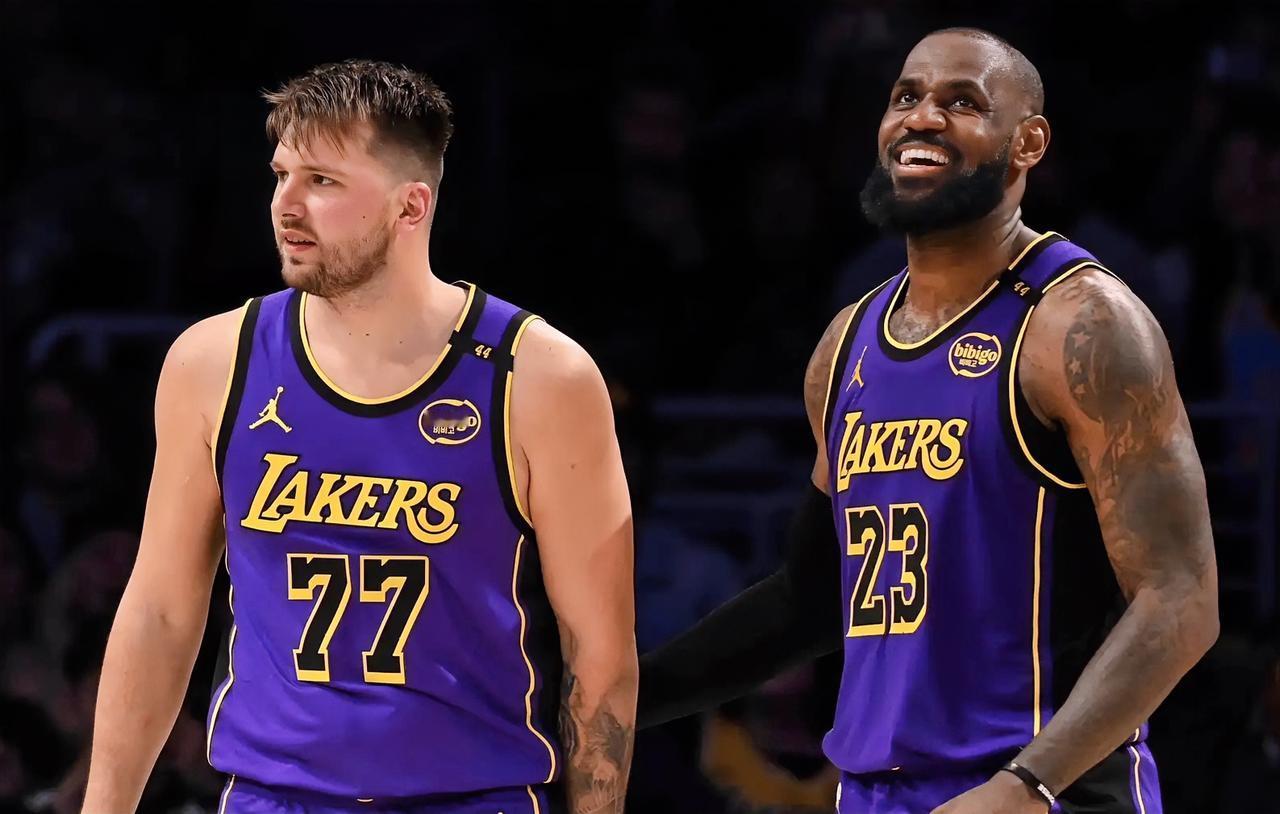 说实话，詹姆斯身为历史地位第一人，生涯末期状态下滑，懂得让位已经打败很多球员！