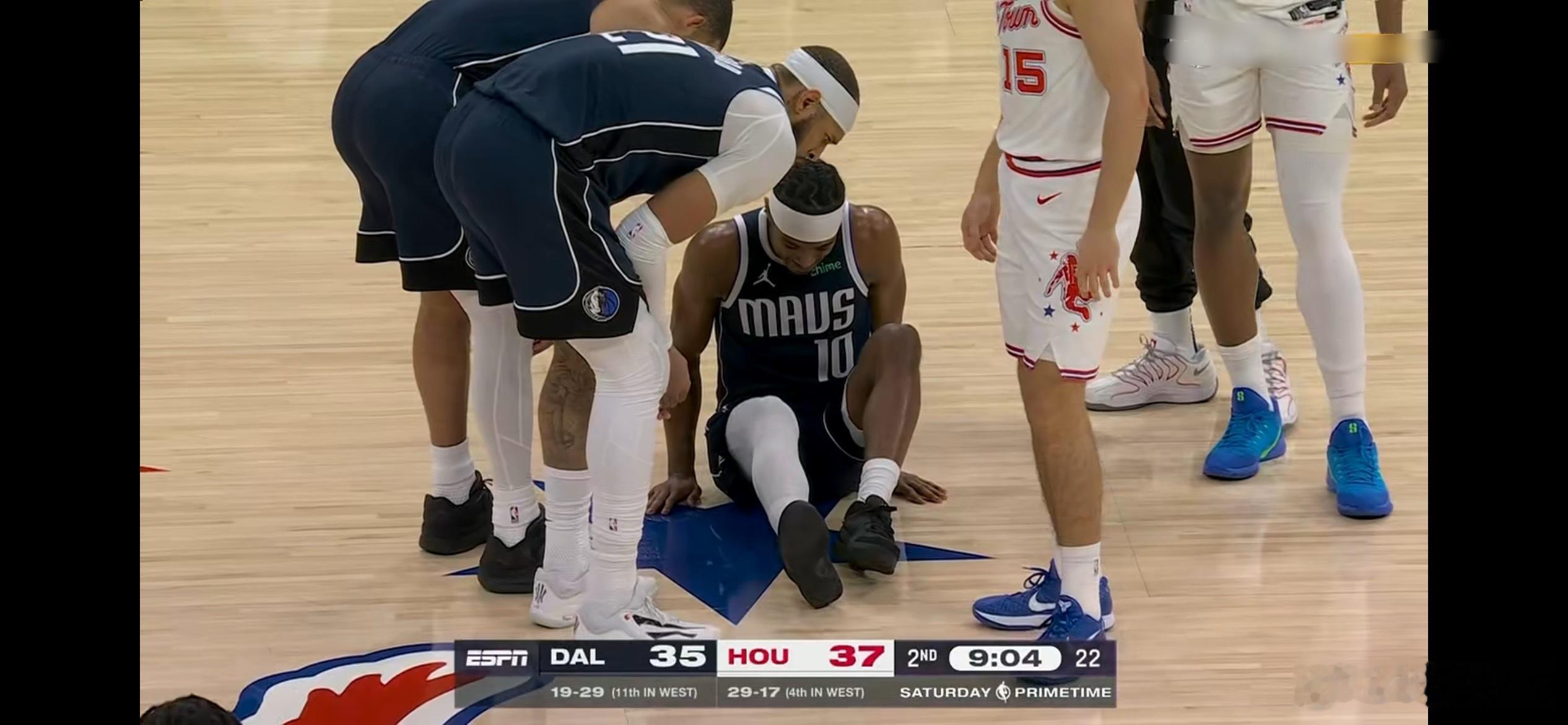 MFFL 布兰登·威廉姆斯膝盖被撞了。希望没事。独行侠vs火箭保罗乔治禁赛25场