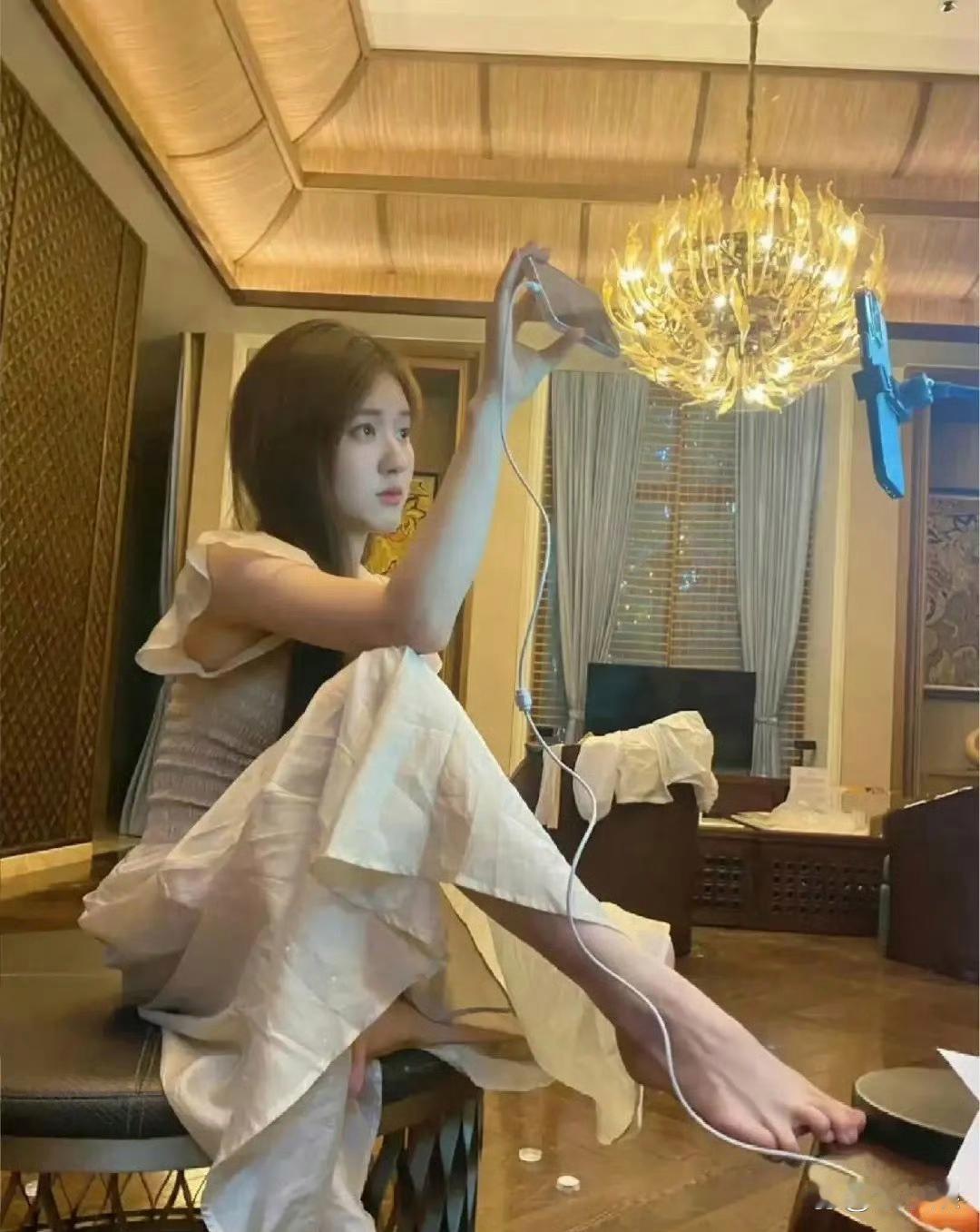 先不看赵露思的豪宅，看她脚趾能这样分开还真不是一般人啊！ 