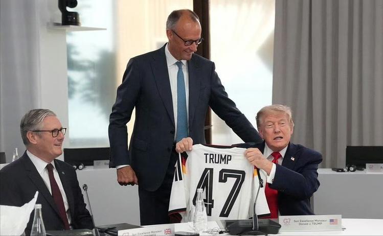 默茨在G7峰会上给特朗普送上“TRUMP47”字样的47号世界杯德国队的球衣！