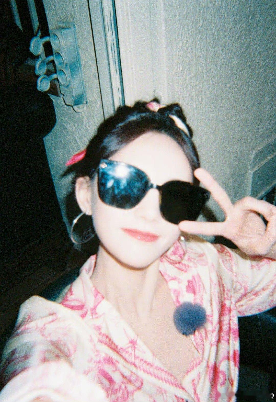 李一桐土耳其语唱出东北味一本正经的东北腔演唱让其他嘉宾笑到跑调，节目组调侃她“凭