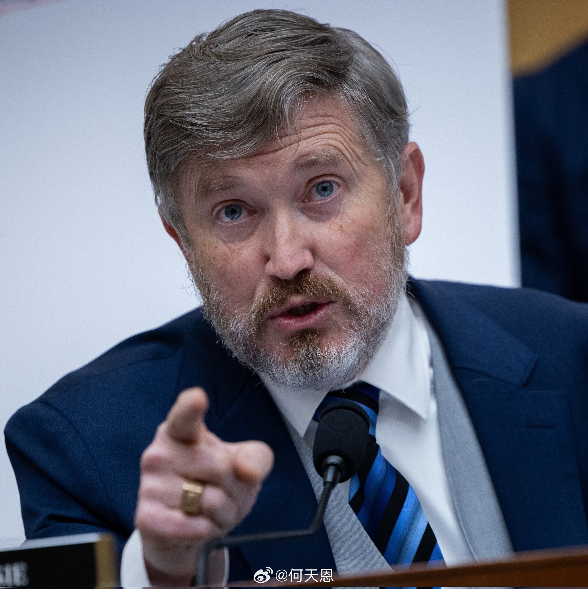 美国国会议员托马斯·马西斯表示：轰炸地球另一端的某个国家并不能让爱泼斯坦案的证据