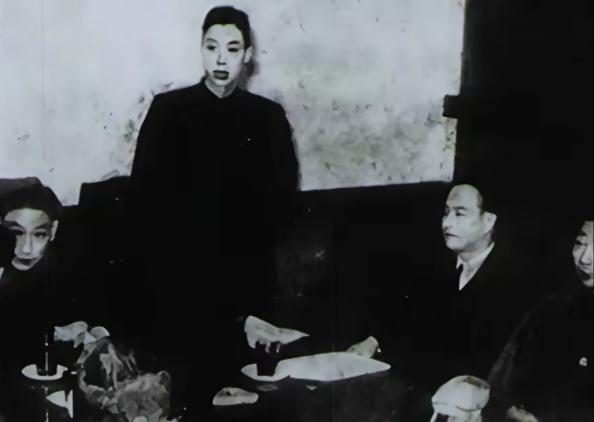 1949 年，上海解放后，一天夜里，工作人员送来一份案件汇报，陈毅看完后，眉头一