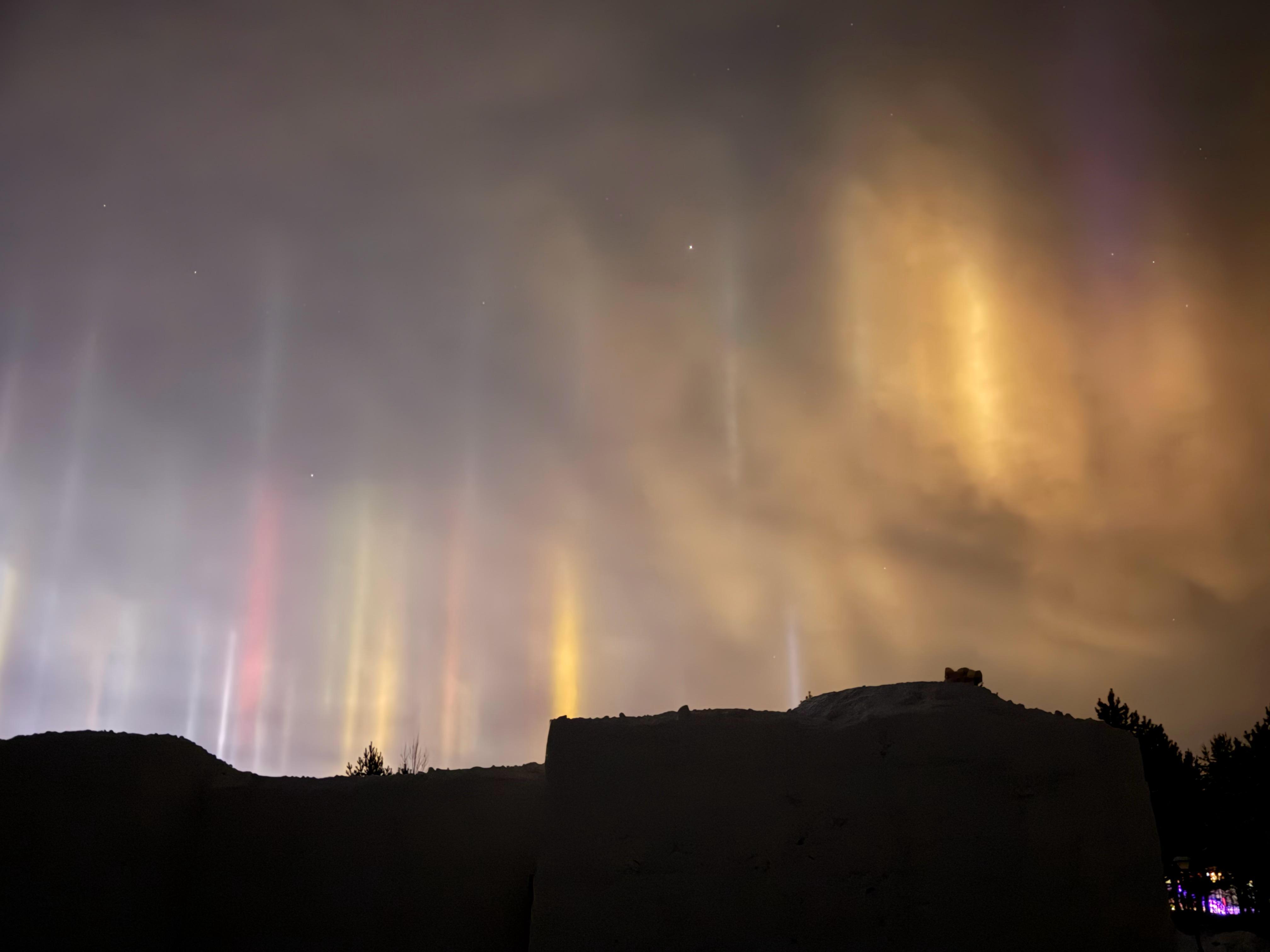 倒也不是极光，属于地面灯光的漫反射 漠河·中国北极点