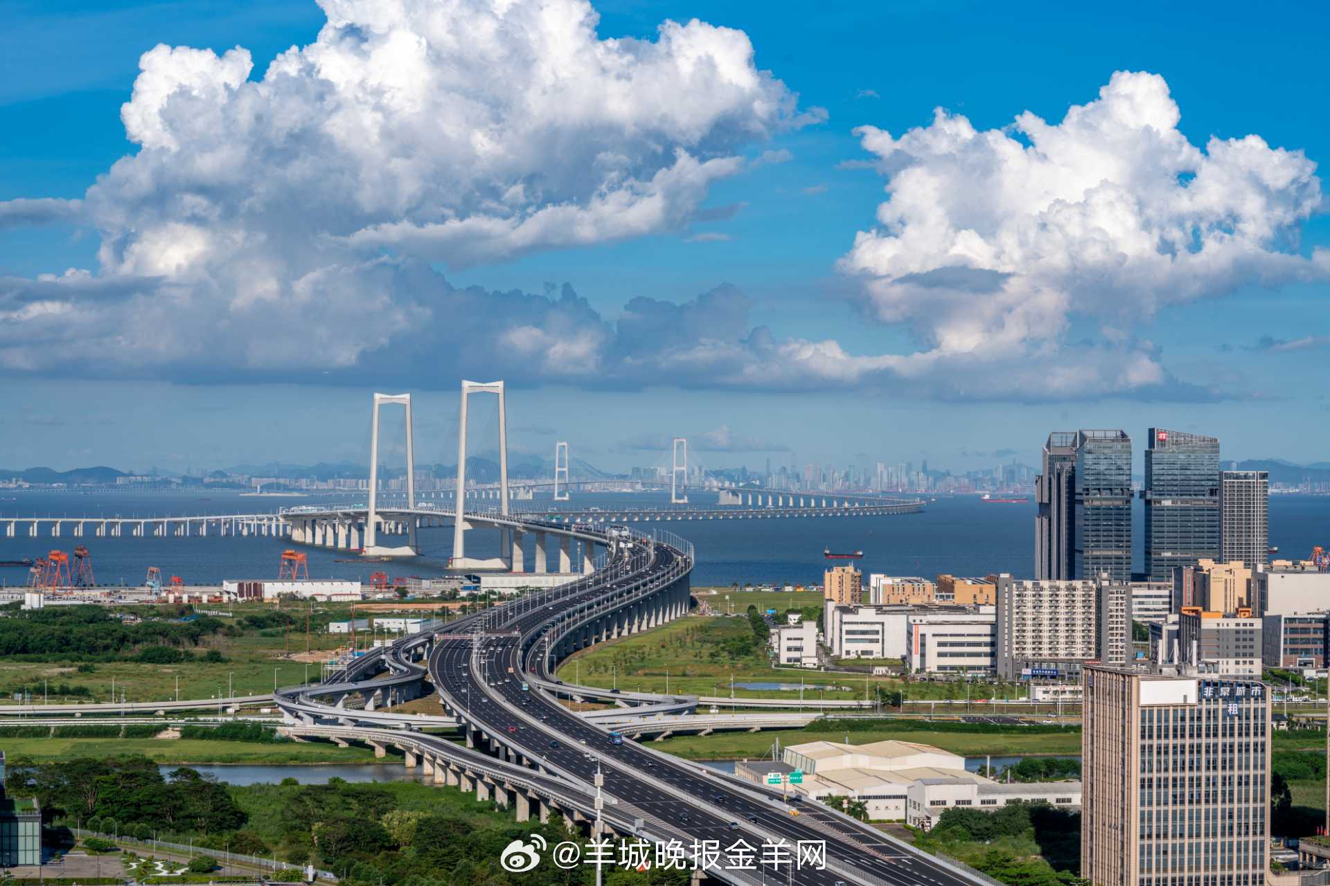 晚安 窝在沙发上看完一部电影，零食袋收进垃圾桶，周日就这样慢悠悠收尾啦。洗漱完裹