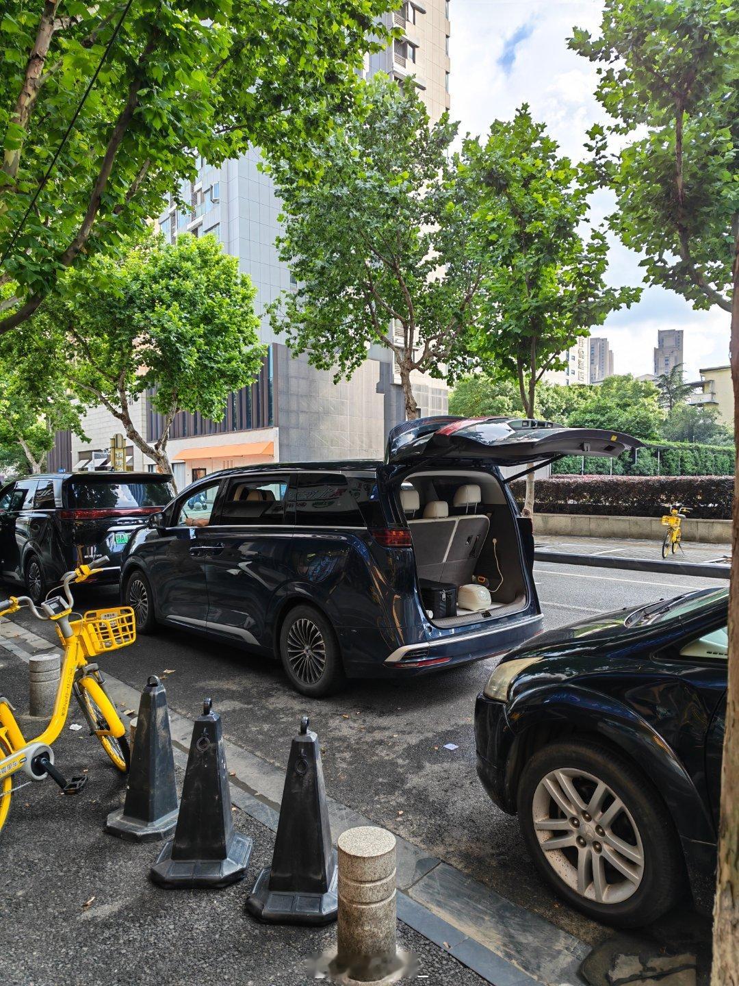 原来说端午快乐才是正统此刻具象化了车内220V电源插口的含金量应该是一位开商务车