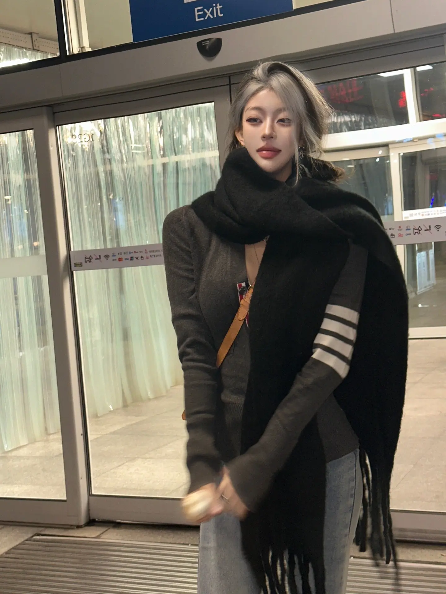 天气微凉 如果你的手放在我的口袋里 我们可以牵手散步 聊天大笑的时候还...