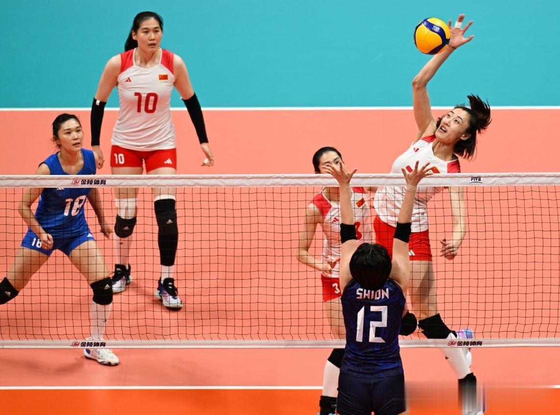 连续6场横扫，彰显统治力！3-0日本队，中国女排夺亚运会第九冠！
中国女排在杭州