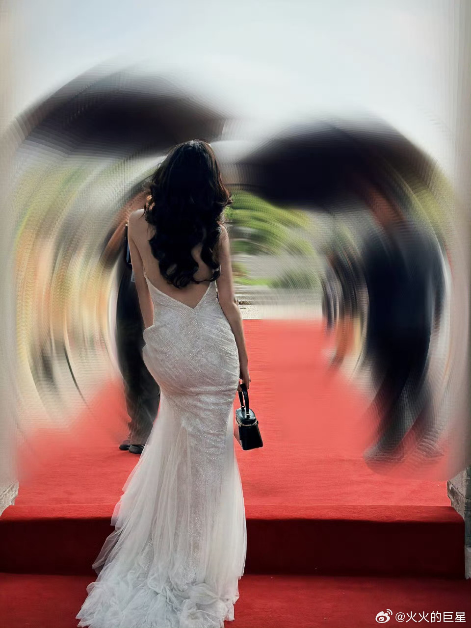 章若楠的背影杀💧章若楠白裙背影杀