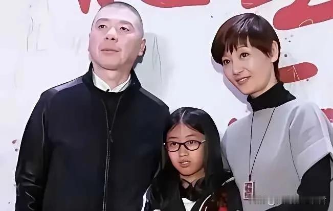 徐帆和冯小刚领养的女儿真是越来越漂亮了，二人2007年在福利院领养了徐朵，有很多