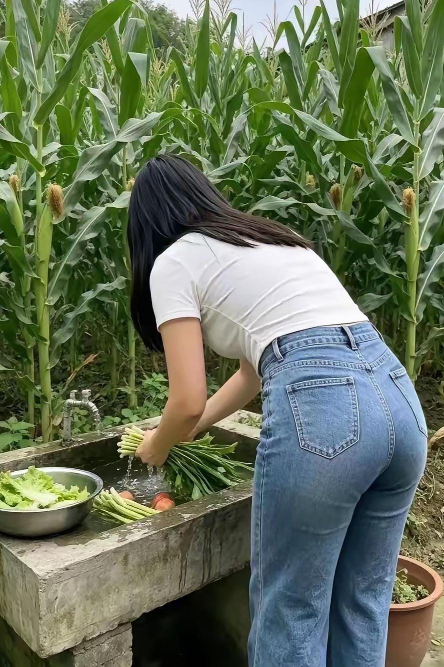 杨女士，
今年62岁。
三十年前，
她抛下自己的一双儿女，
跟着另一个已有两个孩