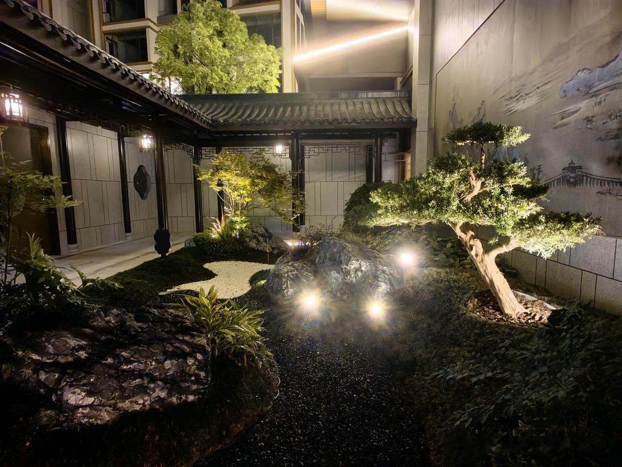 分享一张你在江边的照片夜色浸染间，中式庭院尽显雅致韵味。黛瓦回廊古韵悠长，暖灯温