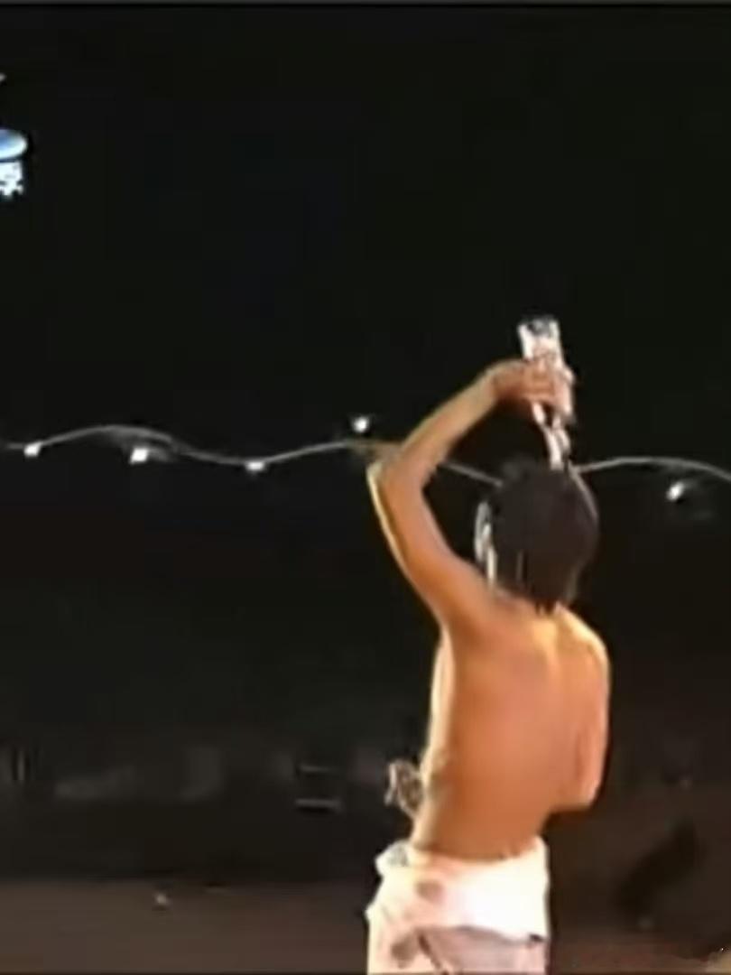 谢霆锋浇头梦回千禧年 真的会为谢霆锋的舞台心动，浇头名场面再上演，摇滚范儿依旧，