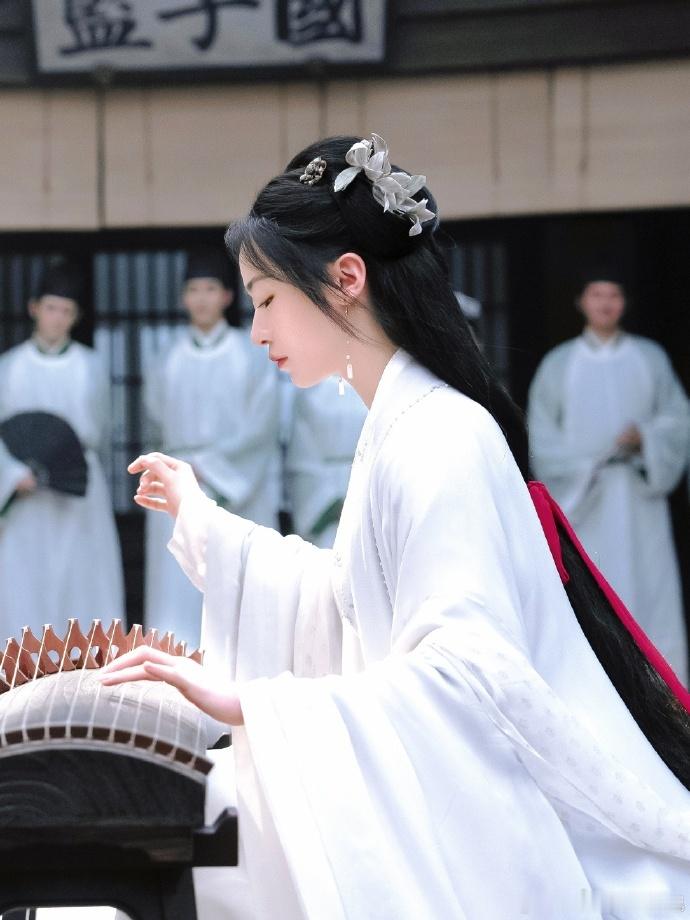 吴谨言对窝囊剧过敏吴谨言有仇当场就报谁懂吴谨言的剧全是大女主升级的爽感，咱姐主打