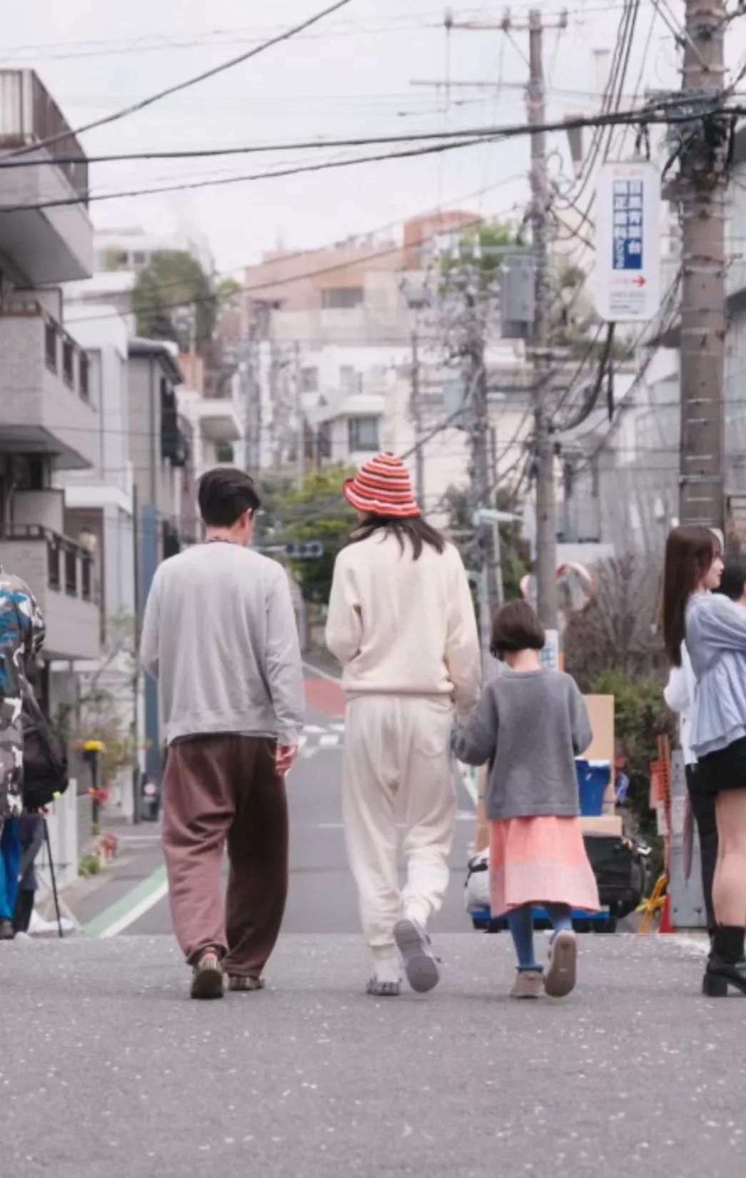 网友在日本偶遇陈冠希一家
陈冠希真的是一个好丈夫好爸爸
经常被粉丝偶遇带着老婆孩