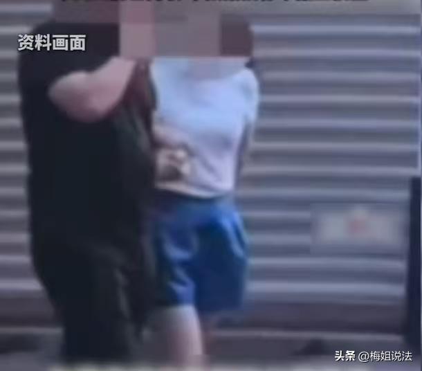 四川，一个已婚人妇不甘寂寞，她自己有老公，还非要勾搭人家的男人，两个人外出开房的