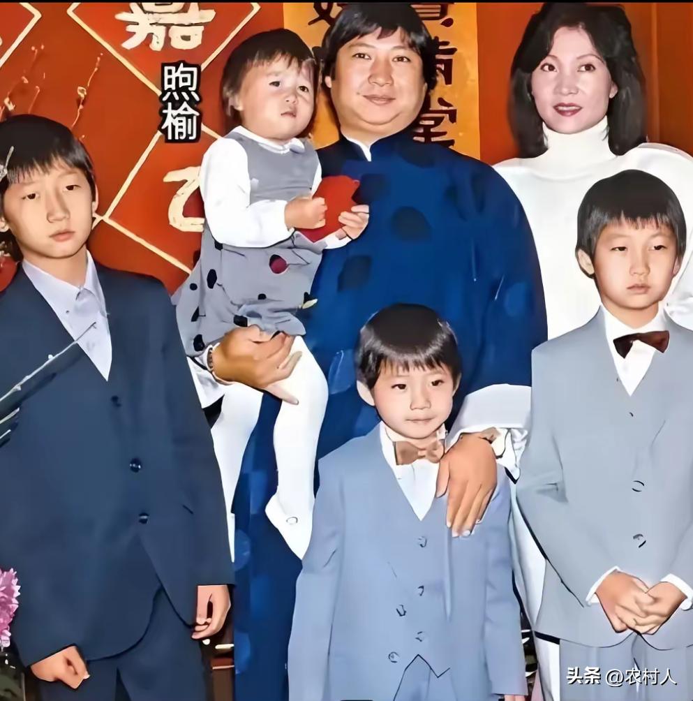 70年代洪金宝和原配妻子，以及几个孩子一张珍贵的家庭合影。原配是颜值出众的大美人