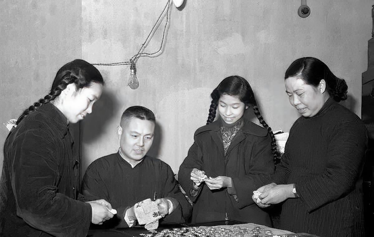 1952年的一天，曾闻名上海滩的资本家俞征伟将家人召集到一起，因为他准备宣布一个