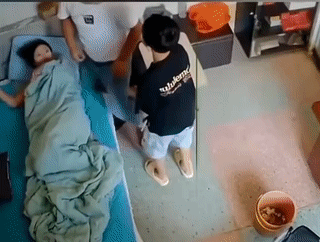 男子和老婆正在房间里秀恩爱。
结果却被突然闯进来的儿子搅了局？
儿子看到爸爸压在