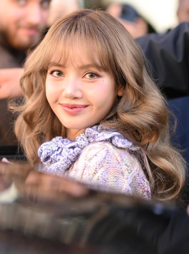 感觉 Lisa 可以出演中国女星赵露思的传记片《赵露思：真正的玫瑰》。