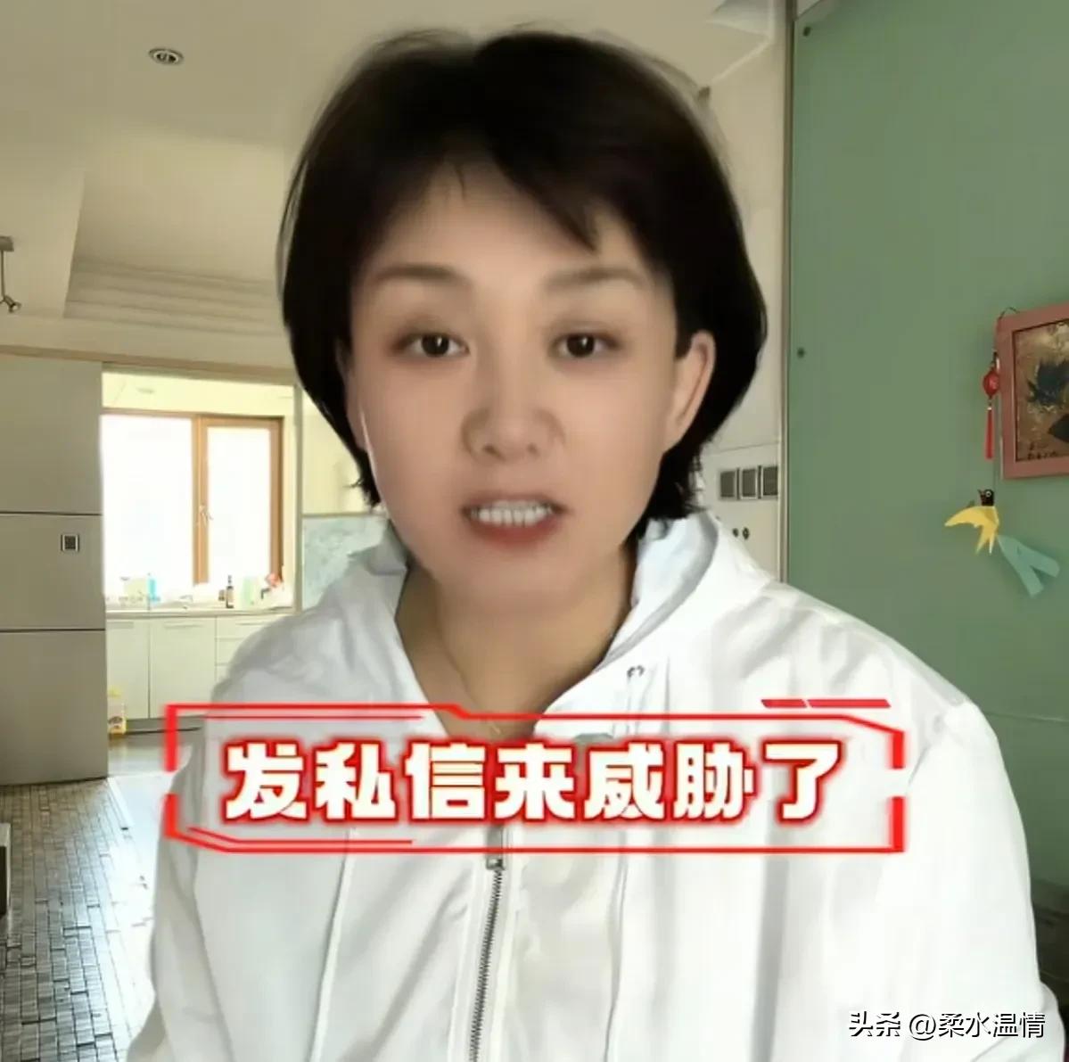 这个女记者叫杨威，抖音粉丝约577万。因为转发并制作了漳州龙海区杨梅泡药的视频，