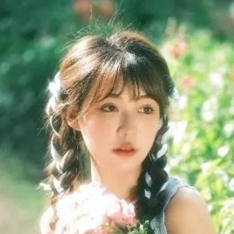 夏日少女清新甜美，手捧粉色花束，梦幻瞬间定格。