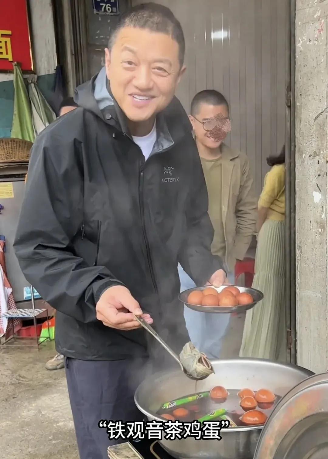 李亚鹏真是越来越接地气了，这吃的东西以及这种用餐环境，我一普通人都觉得寒碜，更不
