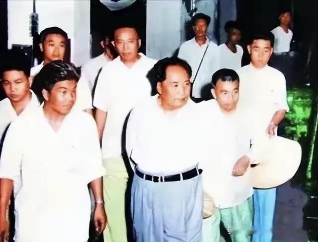 东方红，太阳升，他是人民的大救星，毛主席的丰功伟绩辈辈传，代代铭记！[玫瑰][玫