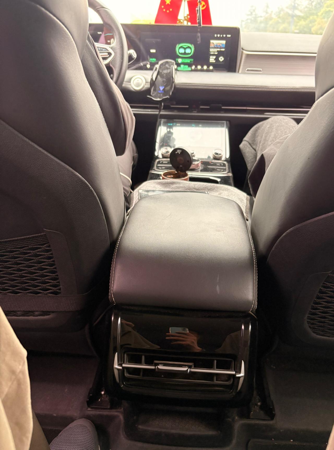 如果你们坐网约车的时候，遇到司机不停地打电话发微信，你们会怎么做呢？

有没有朋