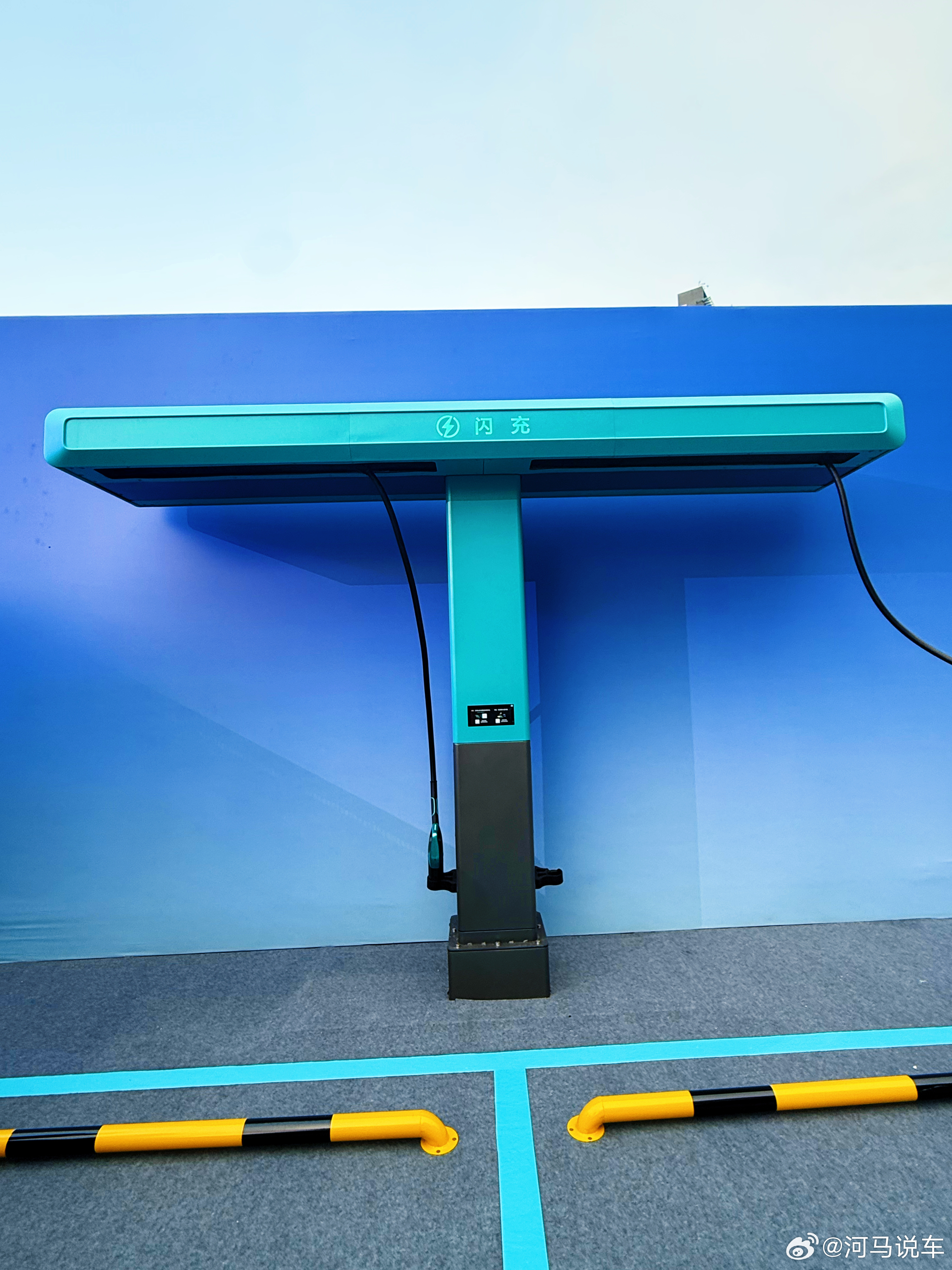 全球首款吊轨闪充桩枪头不落地充电更美丽！赠送1年免费闪充权益！大v聊车比亚迪闪充