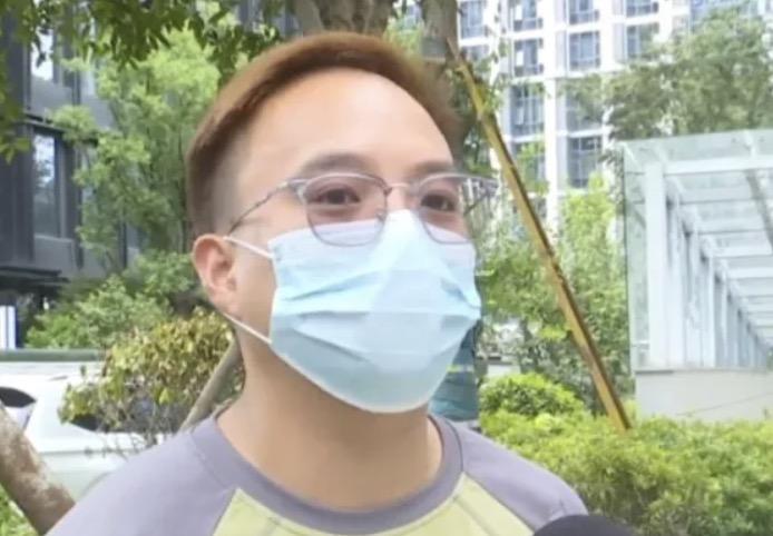 男子跟同事开玩笑，结果被对方打了耳光，还被公司给开除了，他觉得不公，所以就找媒体