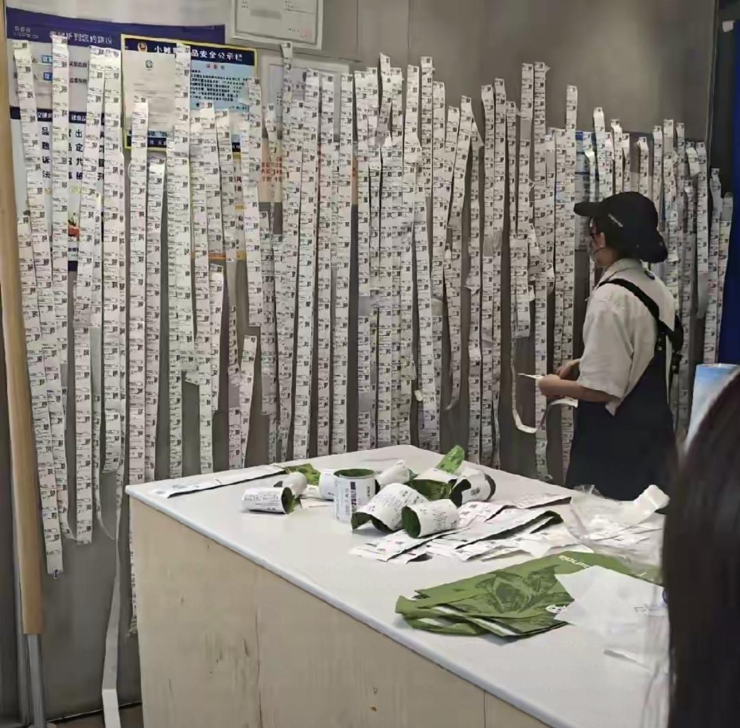 4月25号那天，我路过家楼下茶百道，玻璃门都快被挤变形了。店里没人点单，全是小票