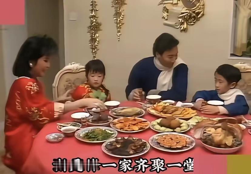 如今再回看谢贤一家1986年的年夜饭，真的让人感慨万千。那时的谢贤大概才50岁，