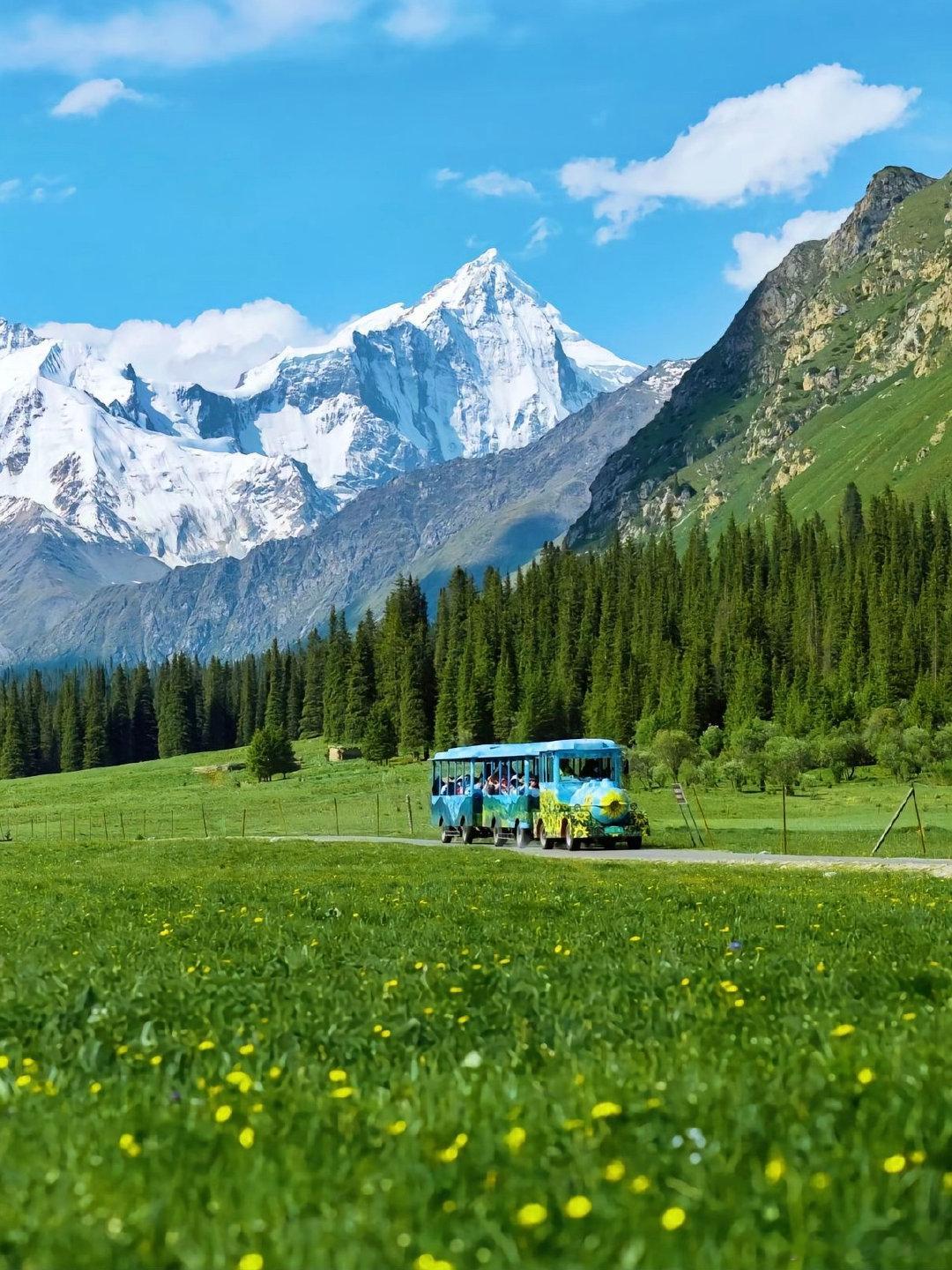 #轮胎开冒烟也要看的新疆美景#自驾首选之地，沿途风景如同画卷展，不一样的美景，带