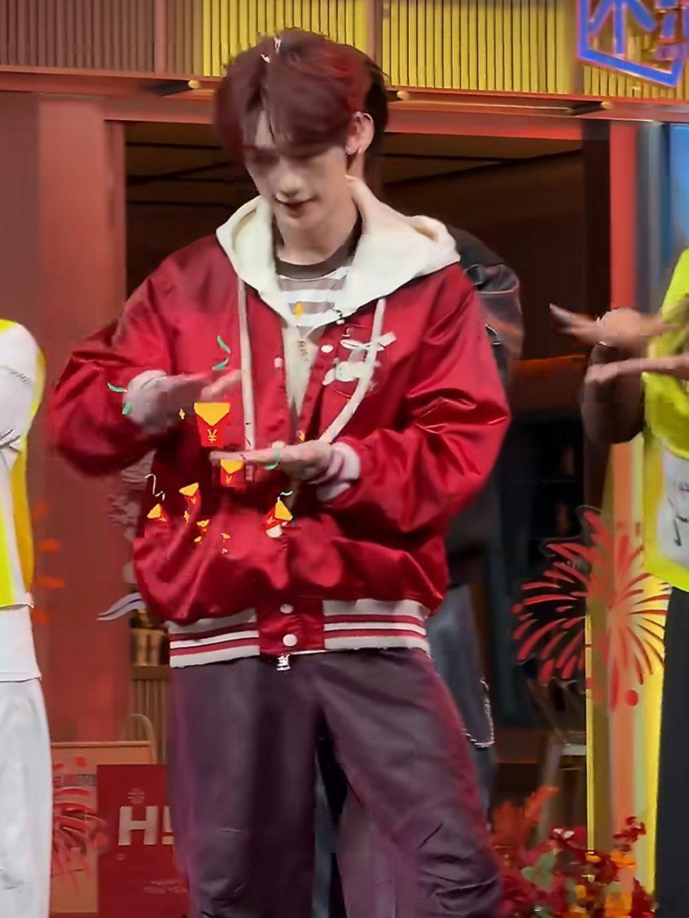 章昊刘宇丁程鑫练舞反差感好六后台练舞现场，章昊活力四射，刘宇身段轻盈雅致，丁程鑫