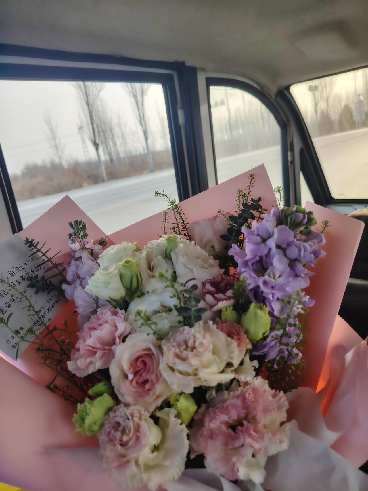 想要晒出春日格调，浪漫花束绝对是yyds！
春天就是最强的治愈系，捧一束花回家，