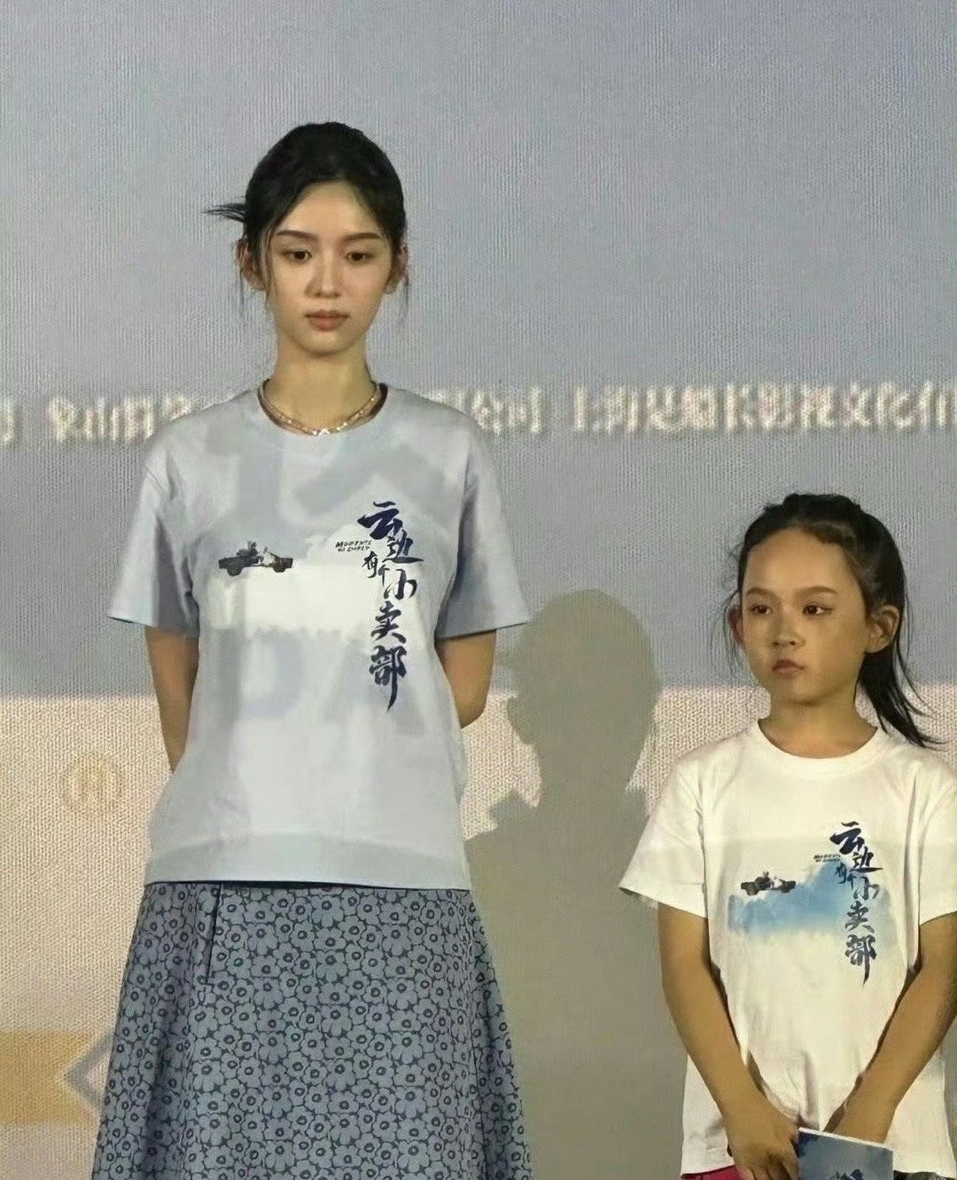 天呐好可怕…周也的头比小孩的头还小 ​​​