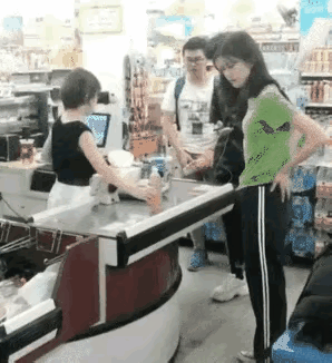 小姐姐只是拿个钱包的功夫，直接惊呆了旁边的三个小哥哥和收银小姐姐！