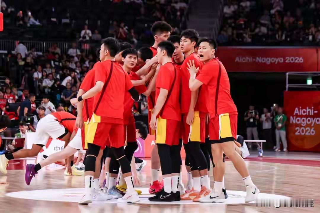 在日本男篮多名主力缺阵的情况下，中国男篮仍然不敌对手。
在今天这样一个特殊的日子