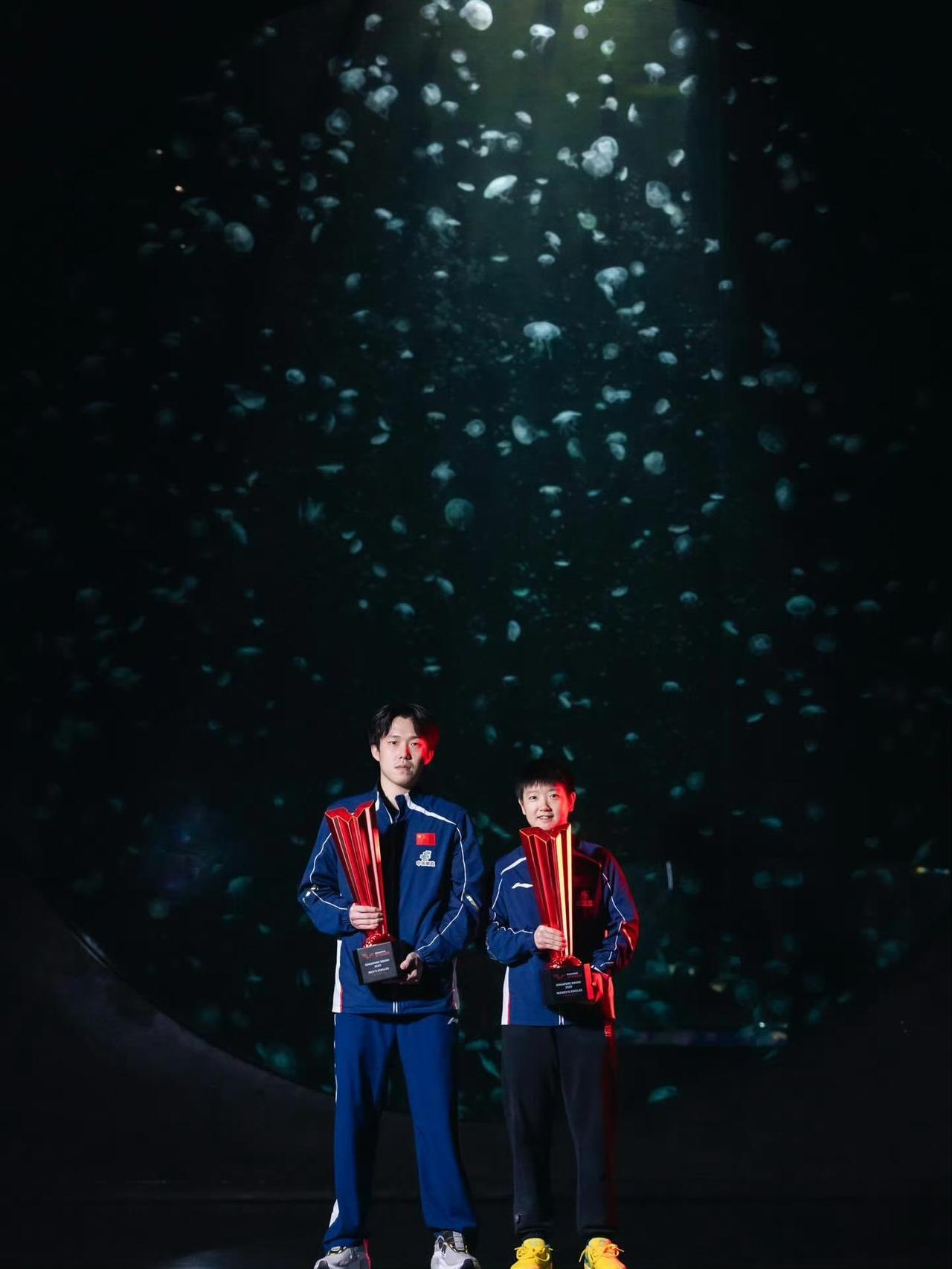 新加坡大满贯，孙颖莎和王楚钦一起冠军宣传照3大亮点呈现，
背景和灯光2项助攻下，