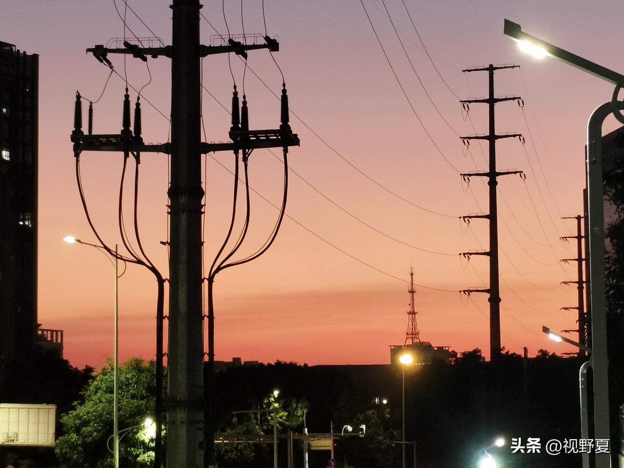 选择临床医学，就业出路怎么样临床医学就业刚需稳定、就业率常年95%+，但呈现三甲