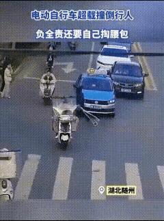这太不公平了，明明是行人的错误，为什么让电动车车主负全责？
一个黑衣男子手里拿着