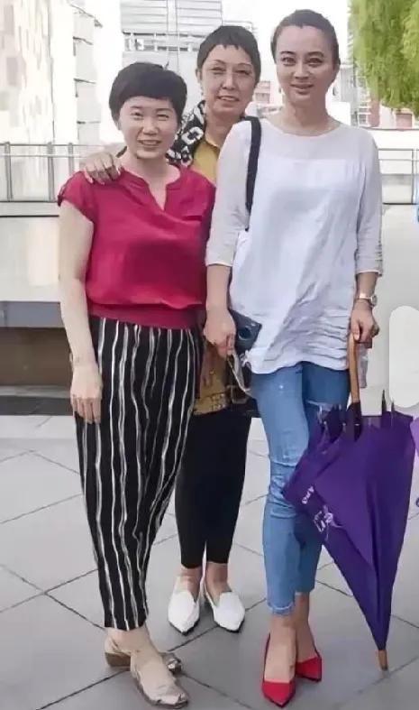 李玲玉如果不看脸和肩，简直就是天下第一“苗条姐”，这年龄了，一双大长腿，笔直修长