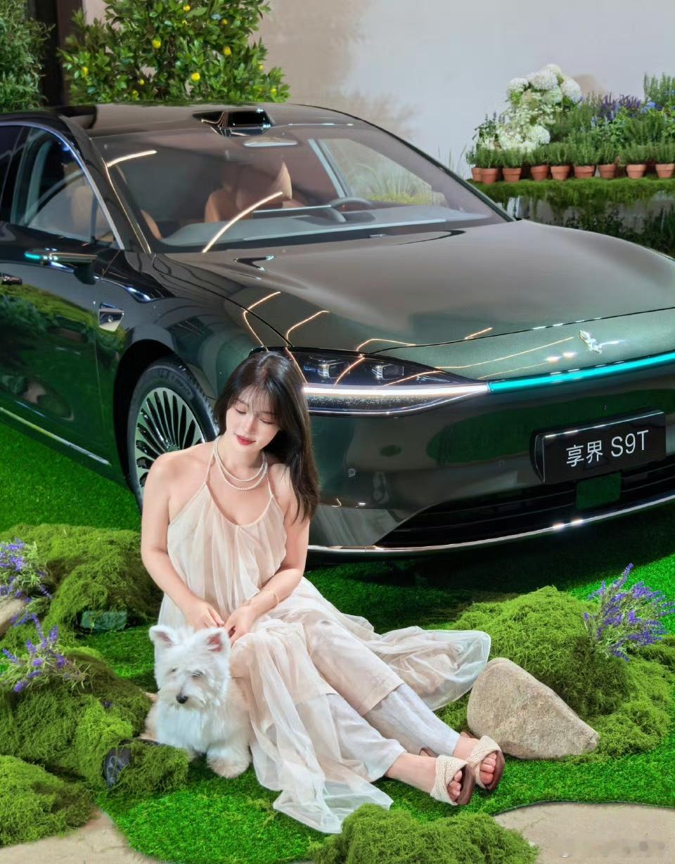 享界S9T一个字稳 享界S9T，它的底盘是真稳，不管是走烂路、爬坡过弯，都很扎实