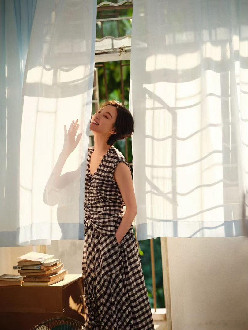 风一吹倪妮就有电影感了广州的风很懂倪妮的美 每一阵风都有自己的名字，每一个名字背