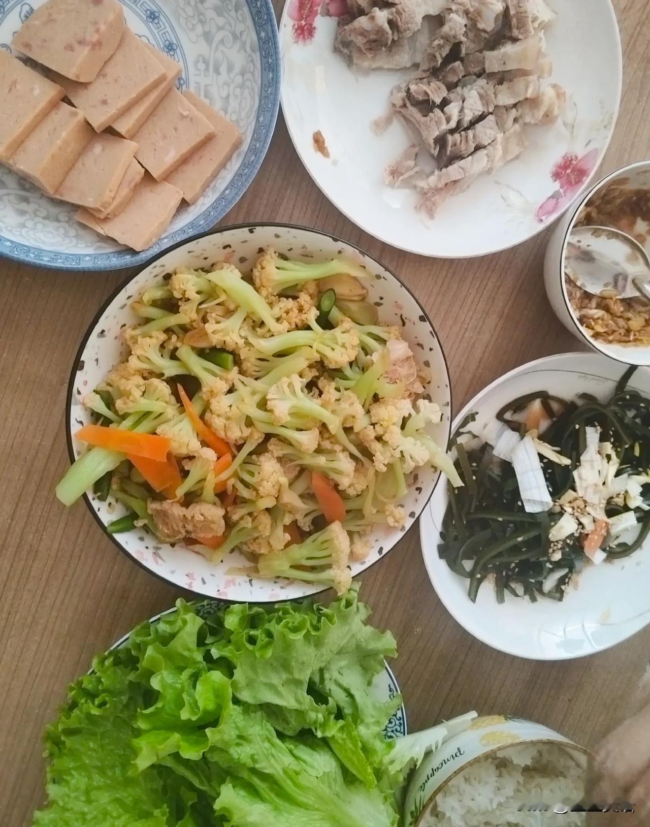 周末午餐
蒜泥白肉，生菜，梅林午餐肉，凉拌海带，干锅菜花。
全部光盘[捂脸]
这