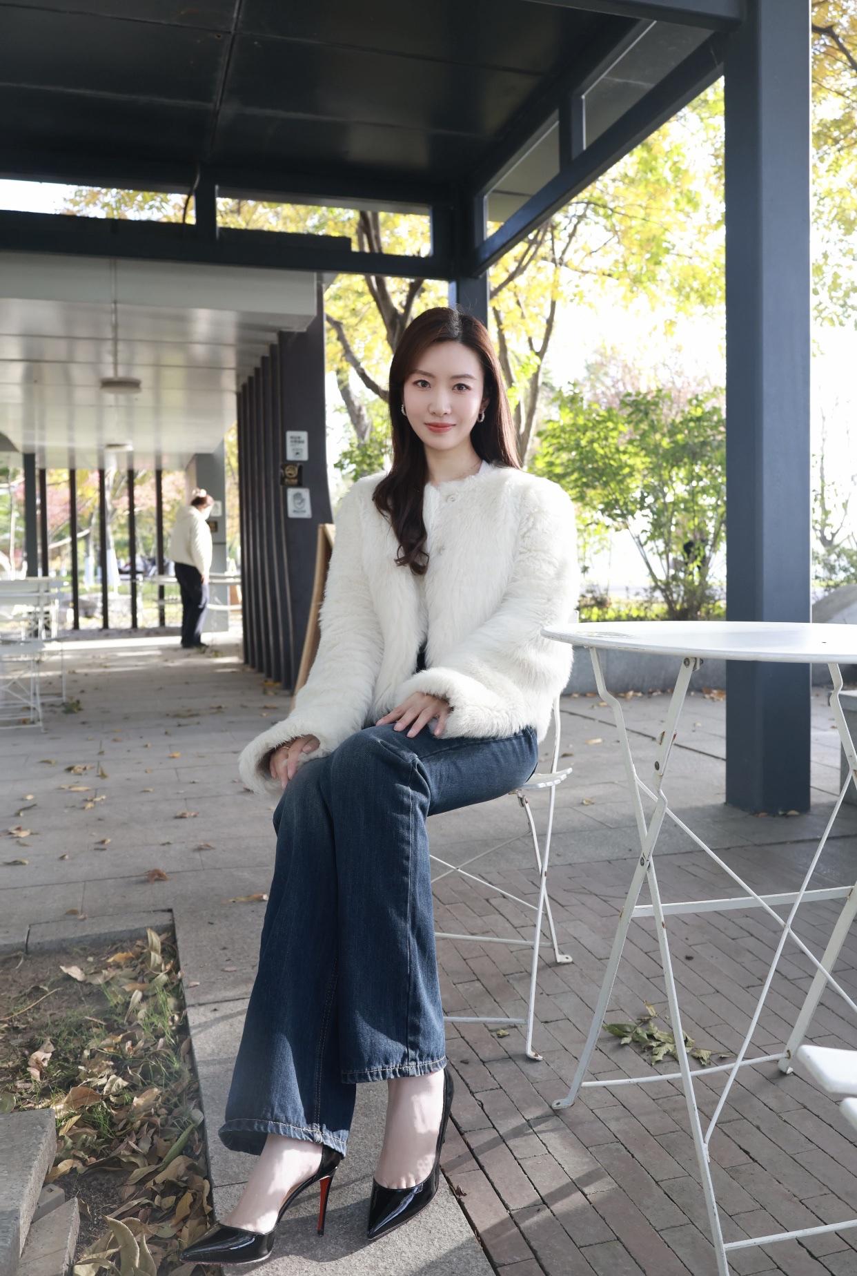 女人长的漂亮重要吗？社交场合中，漂亮的女人更容易结识新朋友。